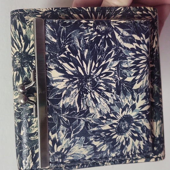 Patricia Nash Reiti Wallet Black & White Sunflower Print - Picture 4 of 15